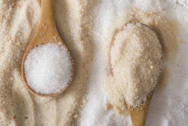 砂糖は白か茶色か、健康に良いのはどっち？