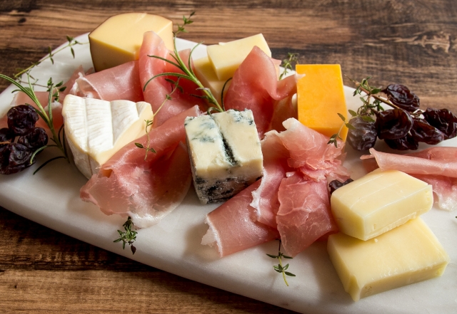 さまざまな形状のチーズ、正しい切り方とは？