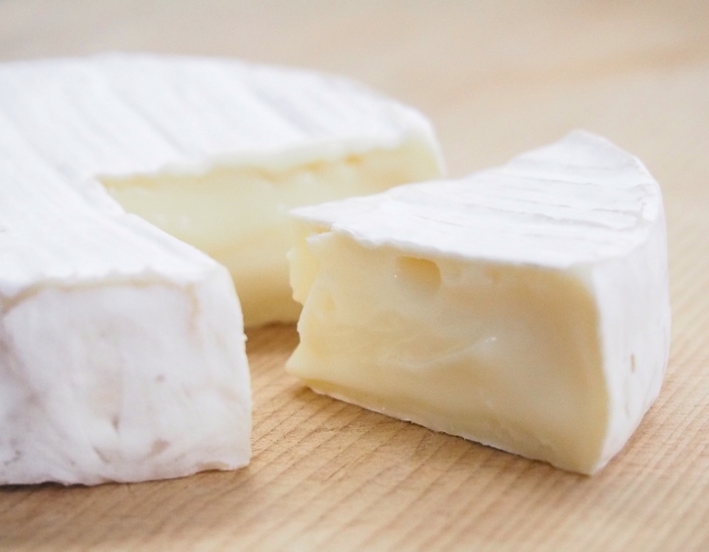 さまざまな形状のチーズ、正しい切り方とは？