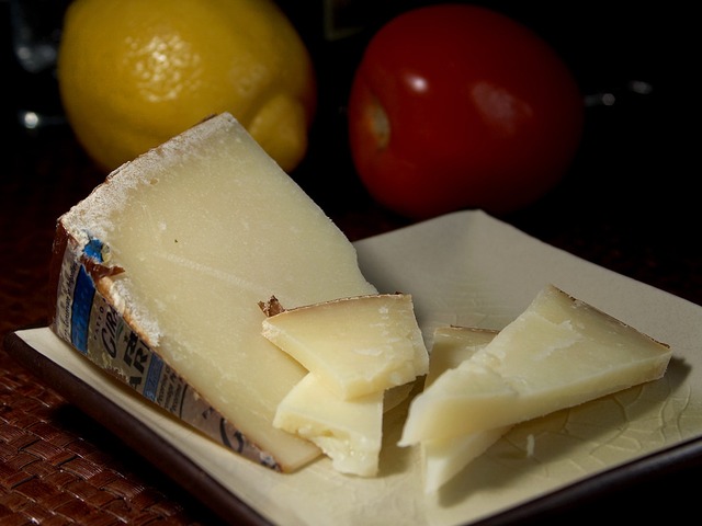 さまざまな形状のチーズ 正しい切り方とは 味博士の研究所