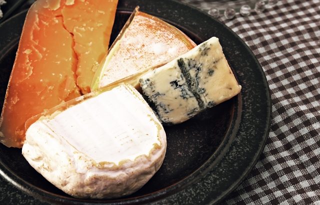 チーズとカビの悩ましき関係…捨てたほうがいい？まだ食べられる？